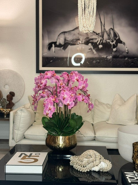 Composition florale d'orchidées Phalaenopsis rose pâle dans un pot doré moyen