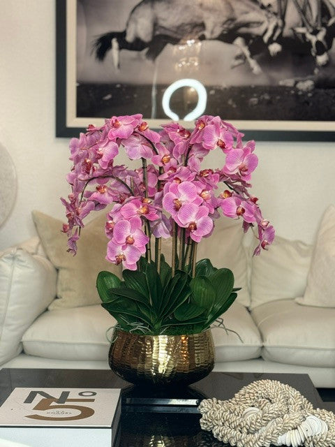 Composition florale d'orchidées Phalaenopsis rose pâle dans un pot doré moyen