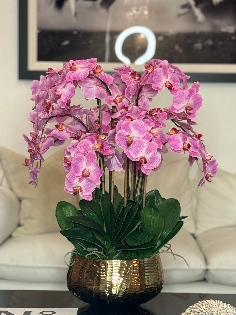 Composition florale d'orchidées Phalaenopsis rose pâle dans un pot doré moyen