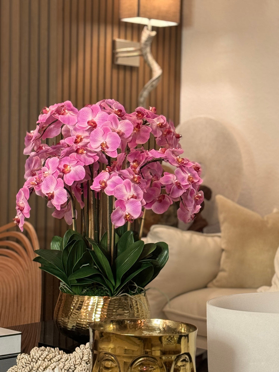 Composition florale d'orchidées Phalaenopsis rose pâle dans un pot doré moyen