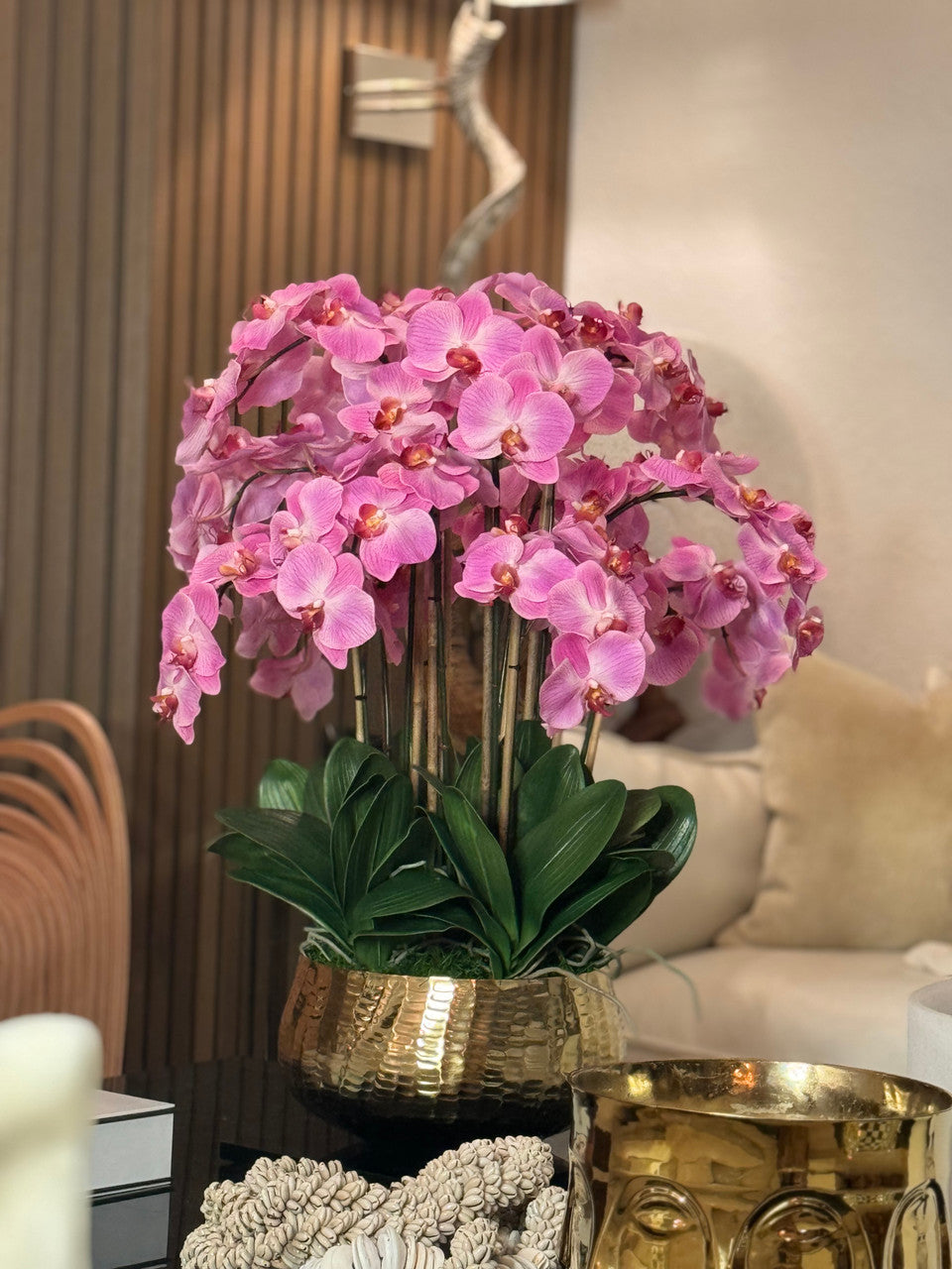 Composition florale d'orchidées Phalaenopsis rose pâle dans un pot doré moyen