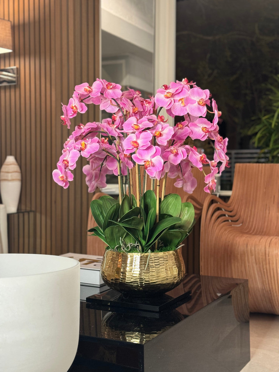 Composition florale d'orchidées Phalaenopsis rose pâle dans un pot doré moyen