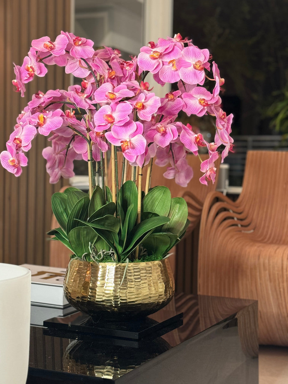 Composition florale d'orchidées Phalaenopsis rose pâle dans un pot doré moyen