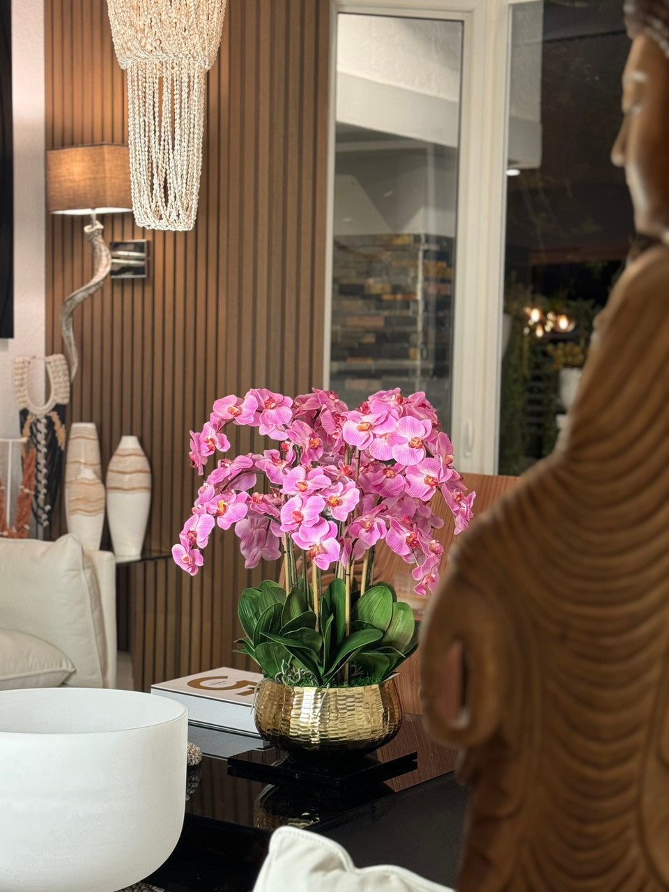Composition florale d'orchidées Phalaenopsis rose pâle dans un pot doré moyen