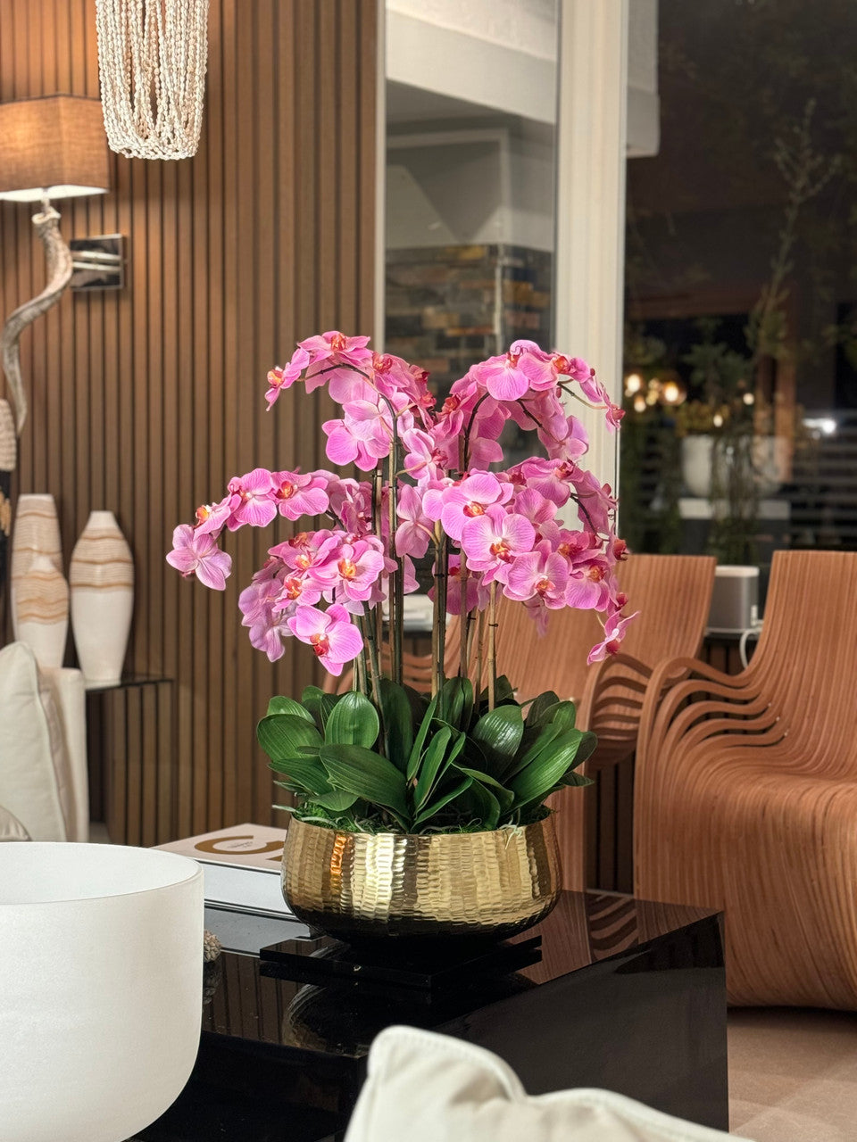 Composition florale d'orchidées Phalaenopsis rose pâle dans un pot doré moyen