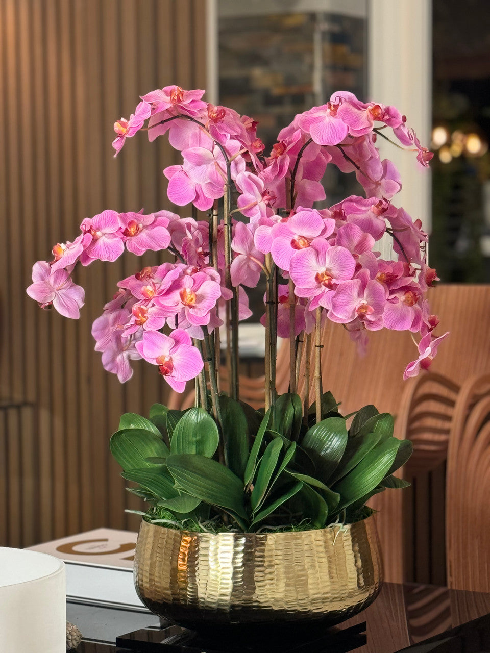 Composition florale d'orchidées Phalaenopsis rose pâle dans un pot doré moyen