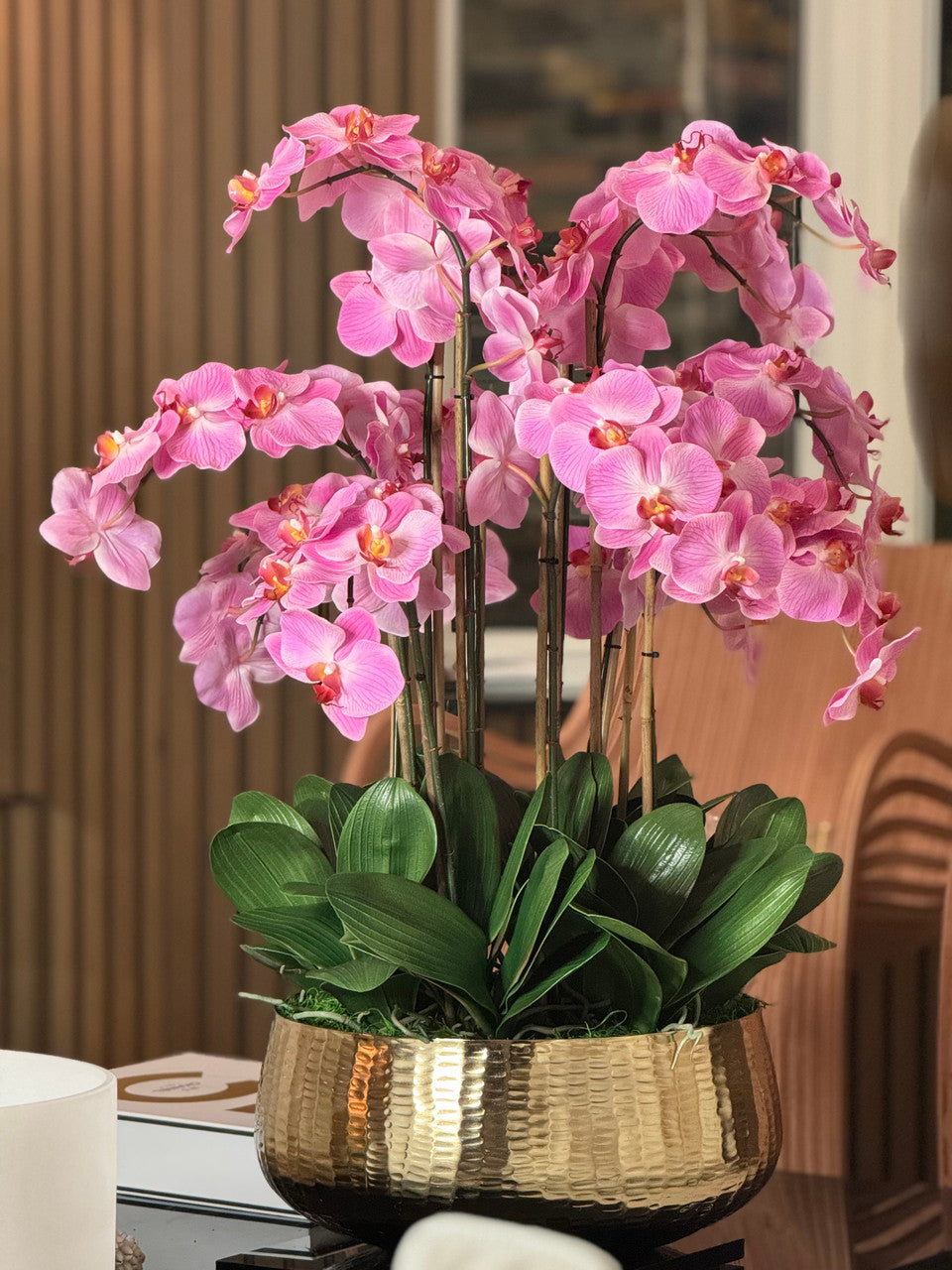 Composition florale d'orchidées Phalaenopsis rose pâle dans un pot doré moyen
