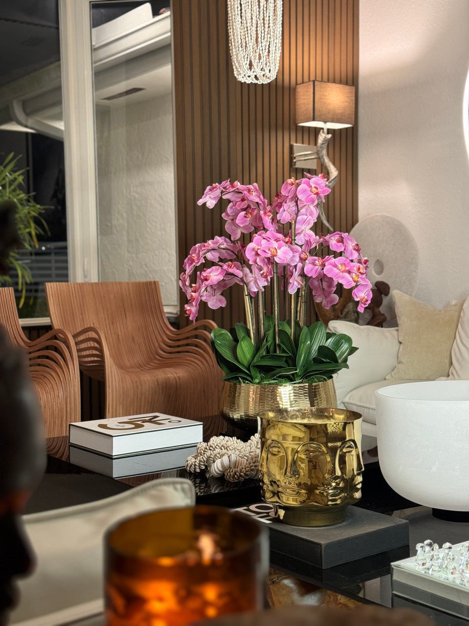 Composition florale d'orchidées Phalaenopsis rose pâle dans un pot doré moyen