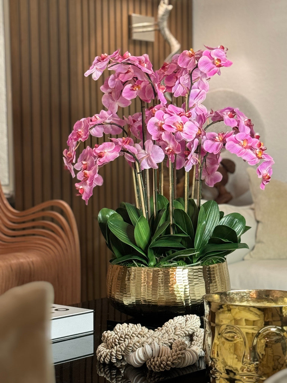 Composition florale d'orchidées Phalaenopsis rose pâle dans un pot doré moyen
