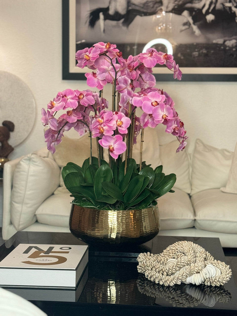 Composition florale d'orchidées Phalaenopsis rose pâle dans un pot doré moyen