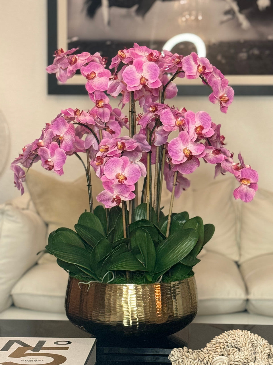 Composition florale d'orchidées Phalaenopsis rose pâle dans un pot doré moyen