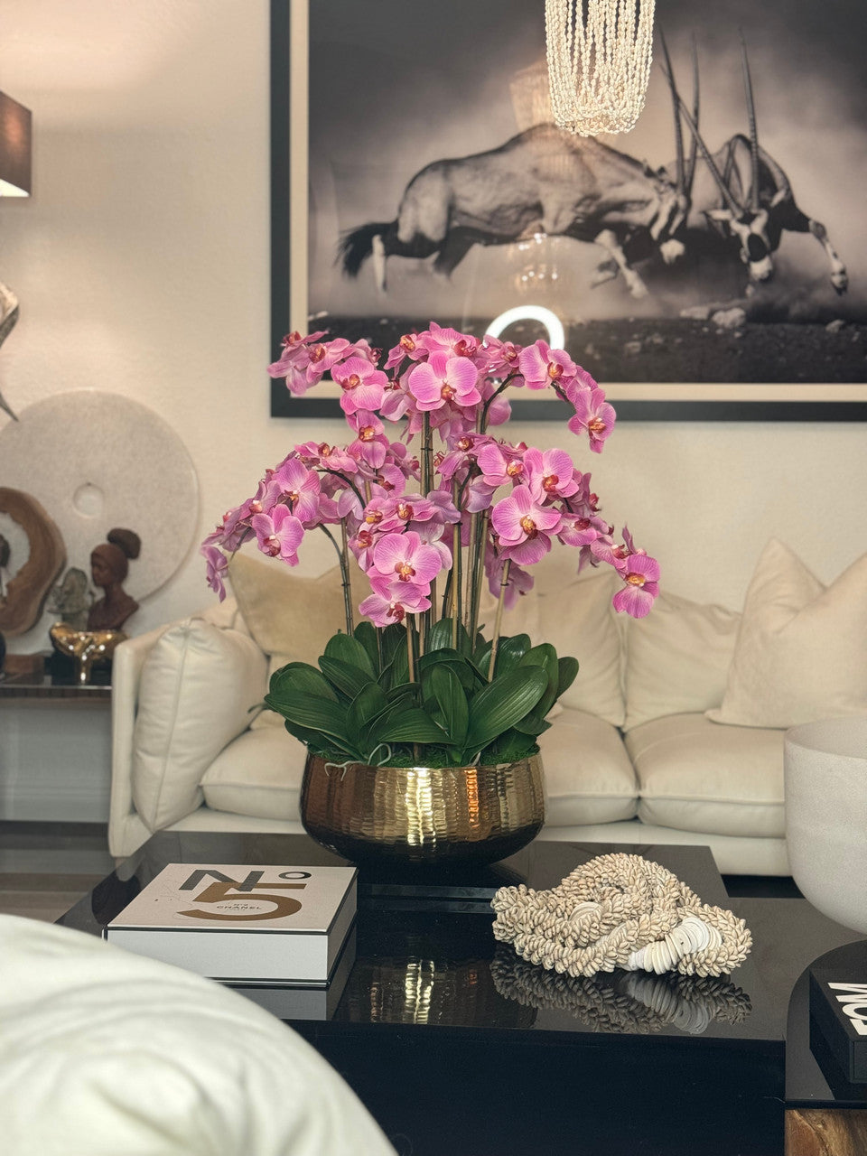 Composition florale d'orchidées Phalaenopsis rose pâle dans un pot doré moyen