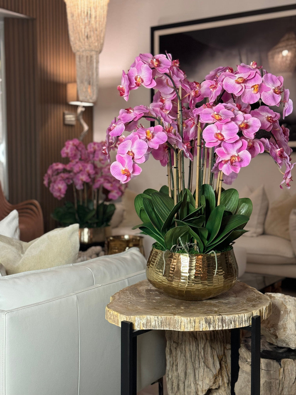Composition florale d'orchidées Phalaenopsis rose pâle dans un pot doré moyen
