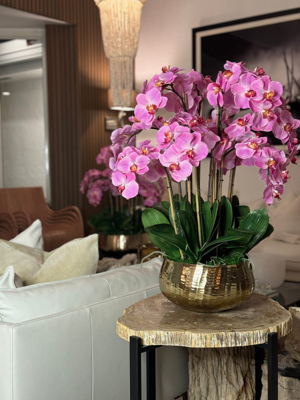 Composition florale d'orchidées Phalaenopsis rose pâle dans un pot doré moyen