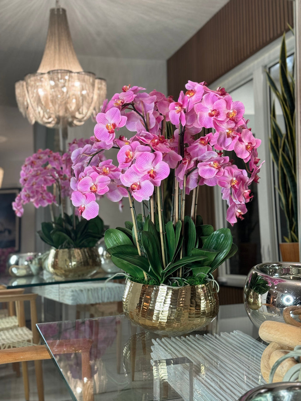 Composition florale d'orchidées Phalaenopsis rose pâle dans un pot doré moyen