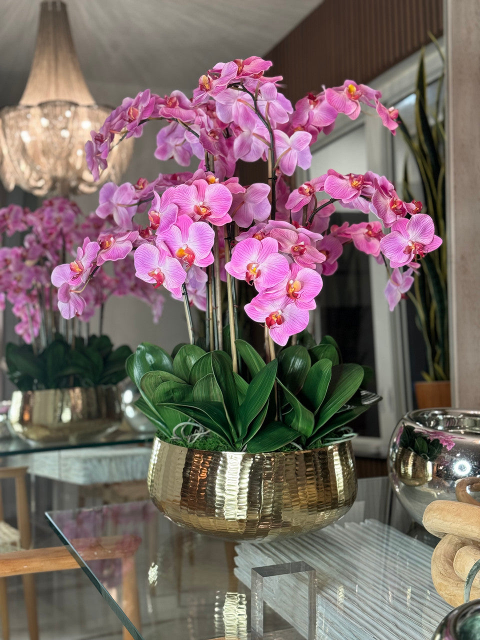 Composition florale d'orchidées Phalaenopsis rose pâle dans un pot doré moyen