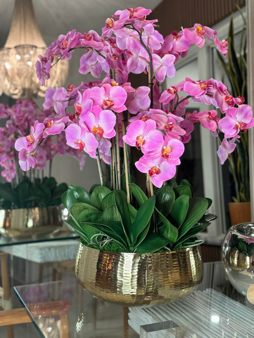 Composition florale d'orchidées Phalaenopsis rose pâle dans un pot doré moyen