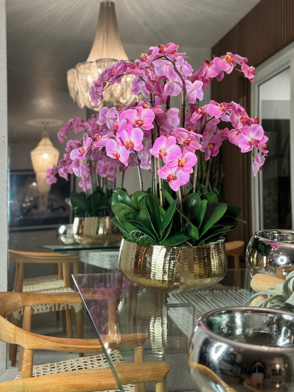 Composition florale d'orchidées Phalaenopsis rose pâle dans un pot doré moyen