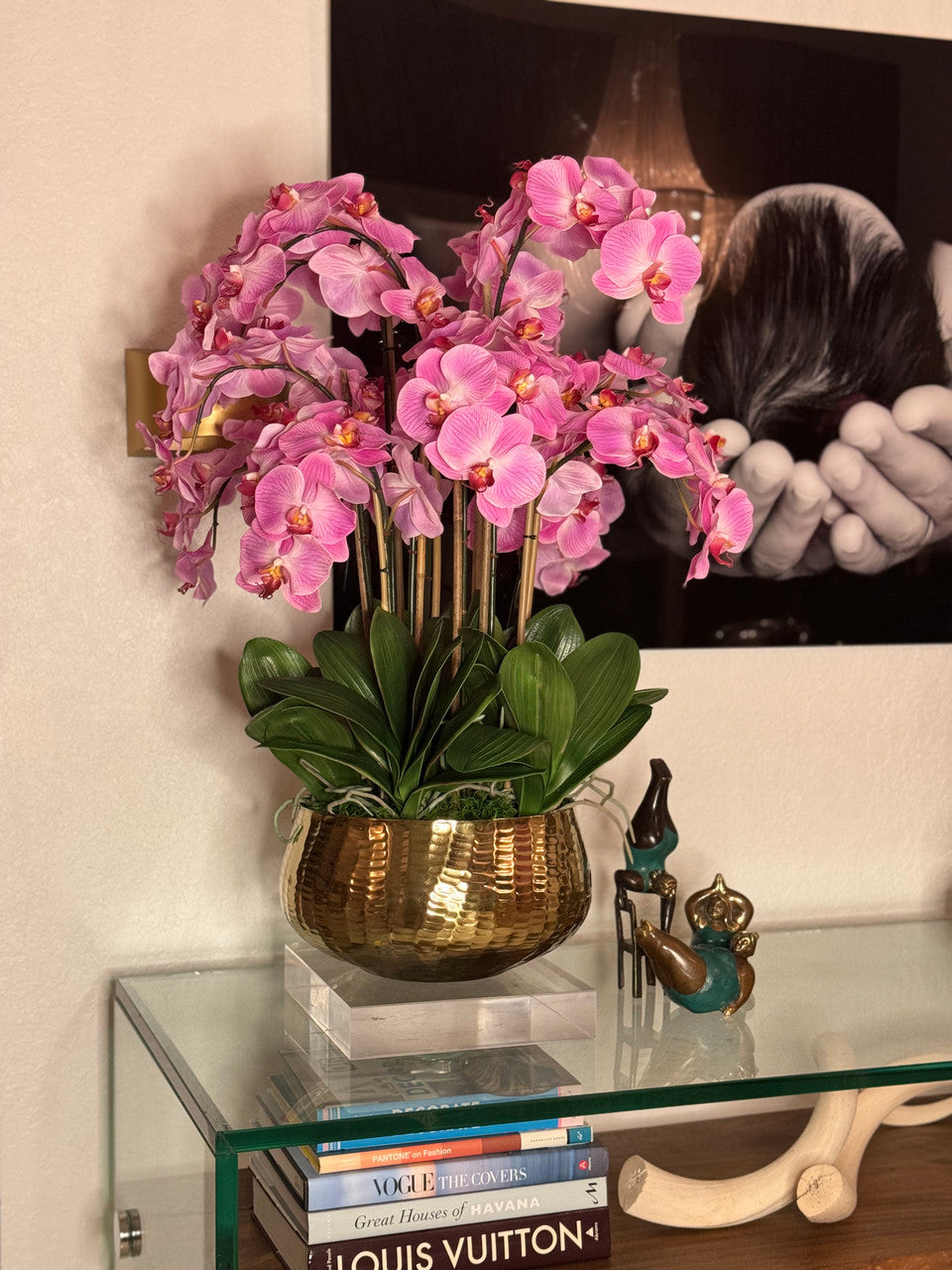 Composition florale d'orchidées Phalaenopsis rose pâle dans un pot doré moyen