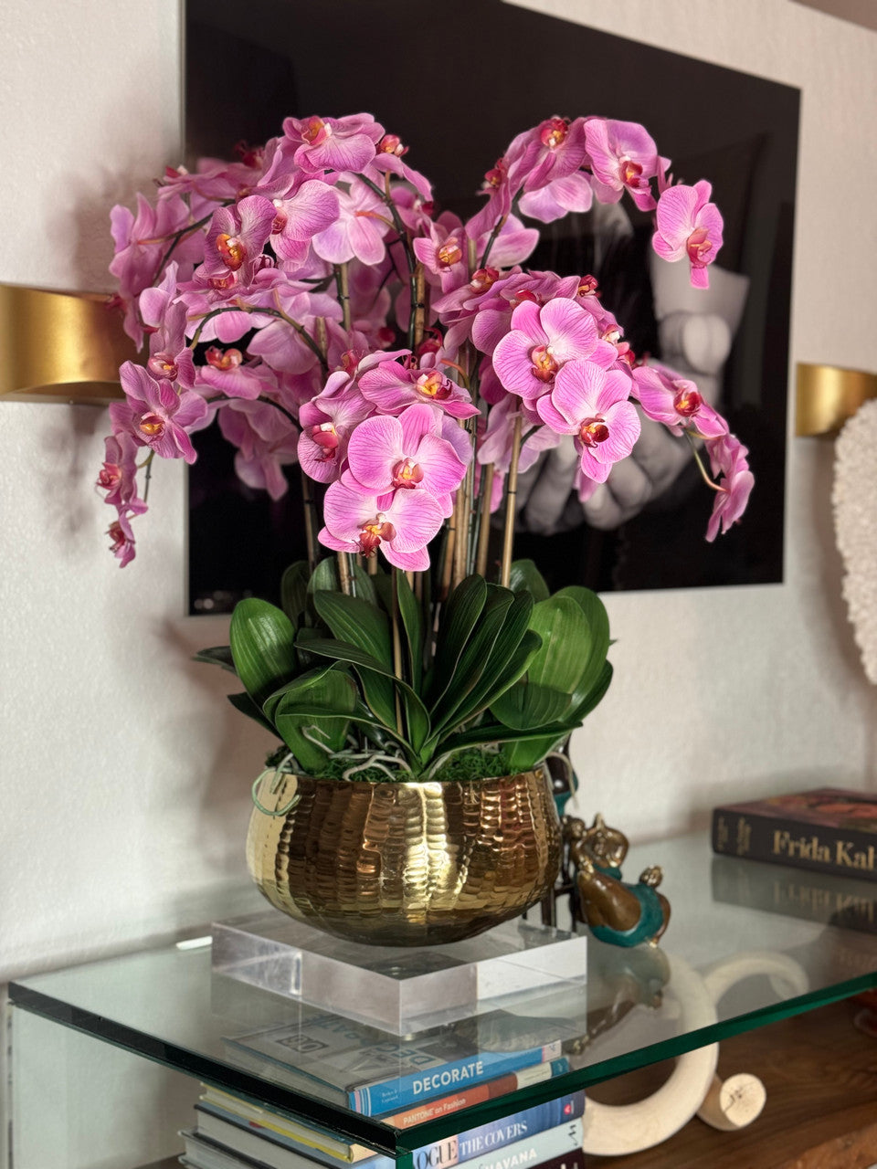 Composition florale d'orchidées Phalaenopsis rose pâle dans un pot doré moyen