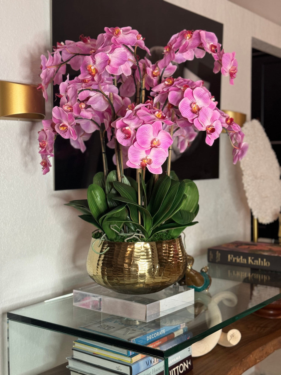Composition florale d'orchidées Phalaenopsis rose pâle dans un pot doré moyen