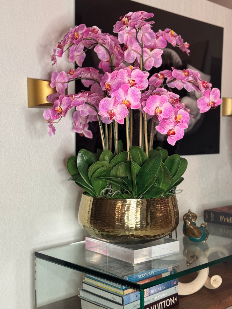 Composition florale d'orchidées Phalaenopsis rose pâle dans un pot doré moyen