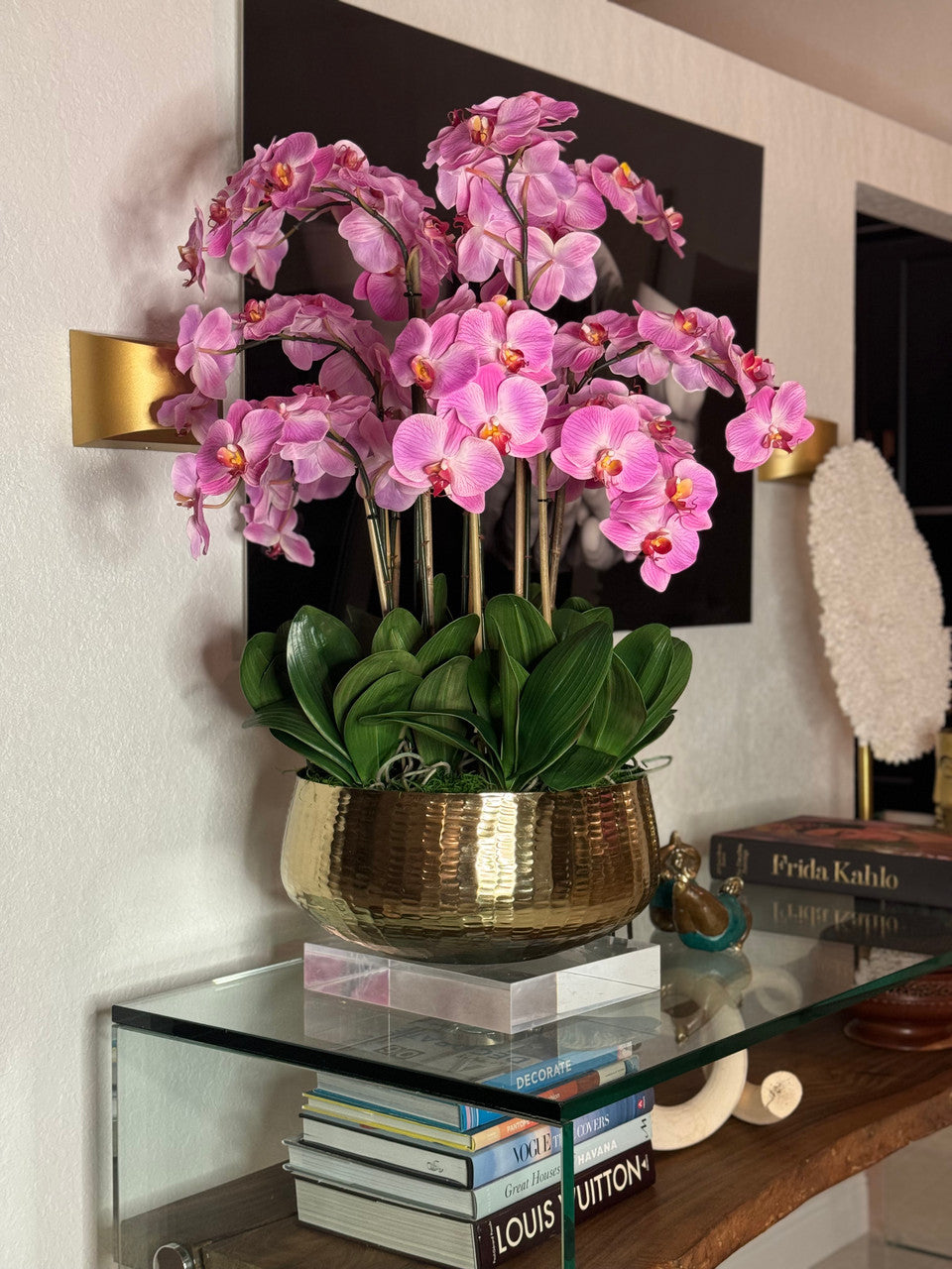 Composition florale d'orchidées Phalaenopsis rose pâle dans un pot doré moyen