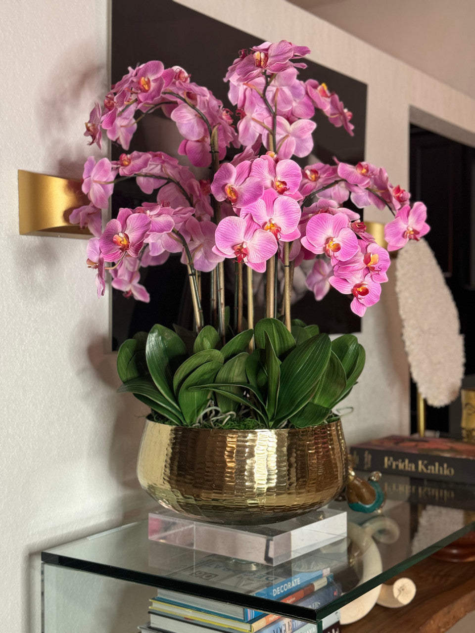 Composition florale d'orchidées Phalaenopsis rose pâle dans un pot doré moyen