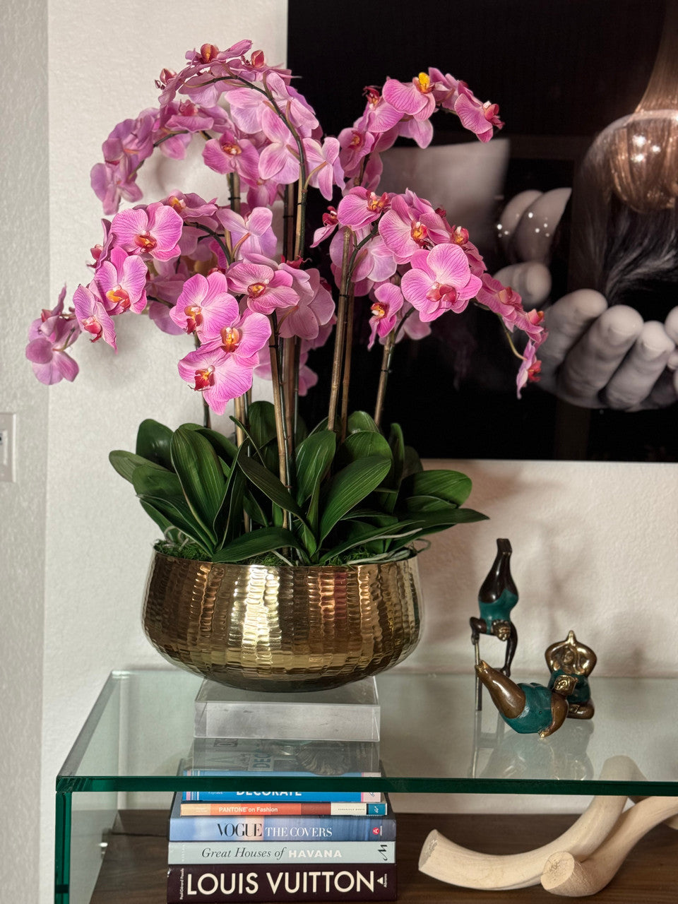 Composition florale d'orchidées Phalaenopsis rose pâle dans un pot doré moyen