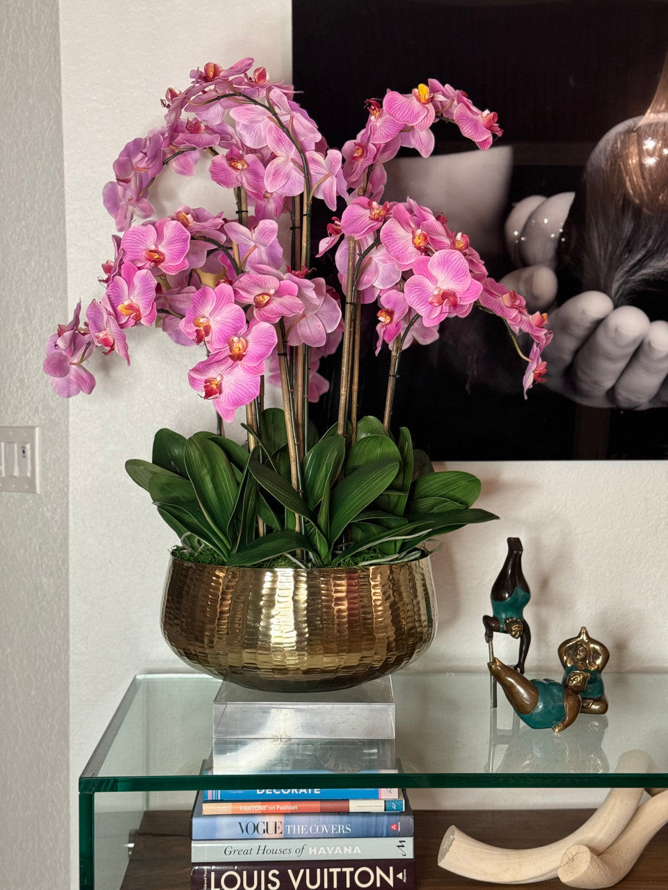 Composition florale d'orchidées Phalaenopsis rose pâle dans un pot doré moyen