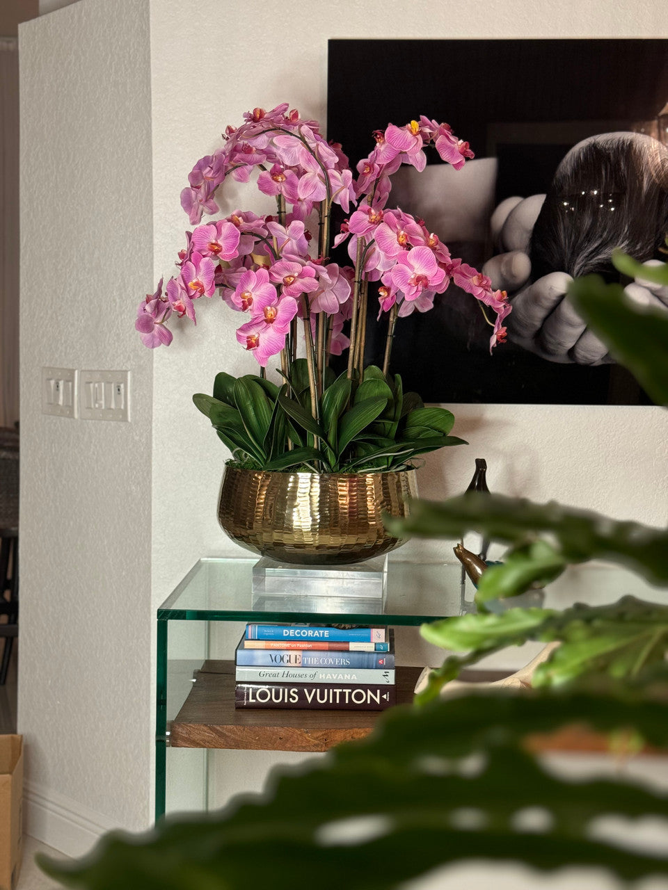 Composition florale d'orchidées Phalaenopsis rose pâle dans un pot doré moyen