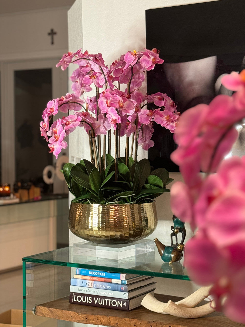 Composition florale d'orchidées Phalaenopsis rose pâle dans un pot doré moyen