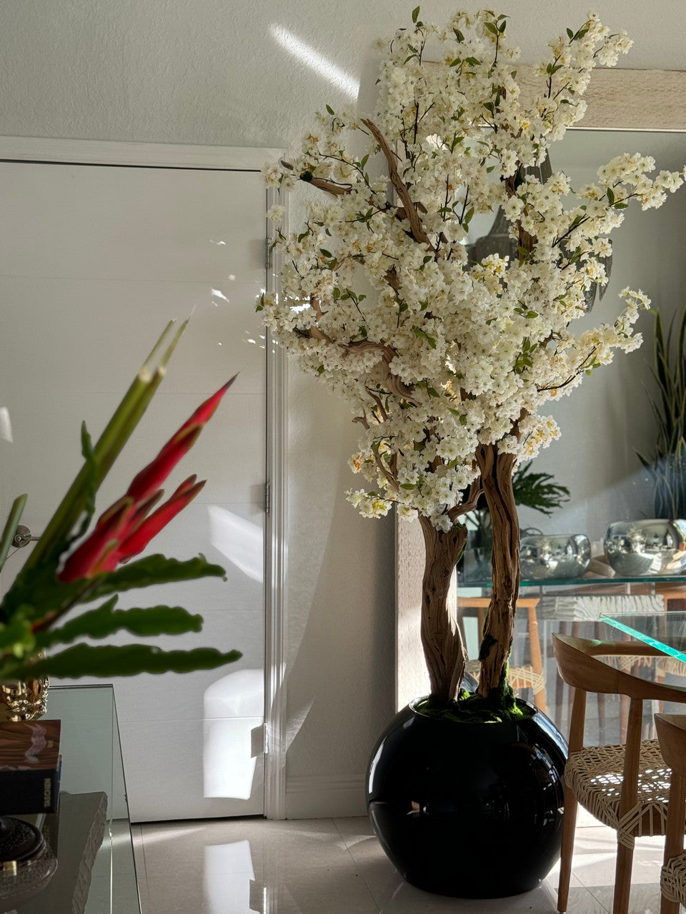 Globe noir brillant avec arbre de cerisier sur mesure