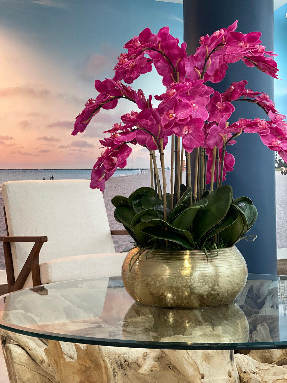 Orchidées Phalaenopsis Roses dans un Bol Bowie en Métal Doré (Rupture de stock)