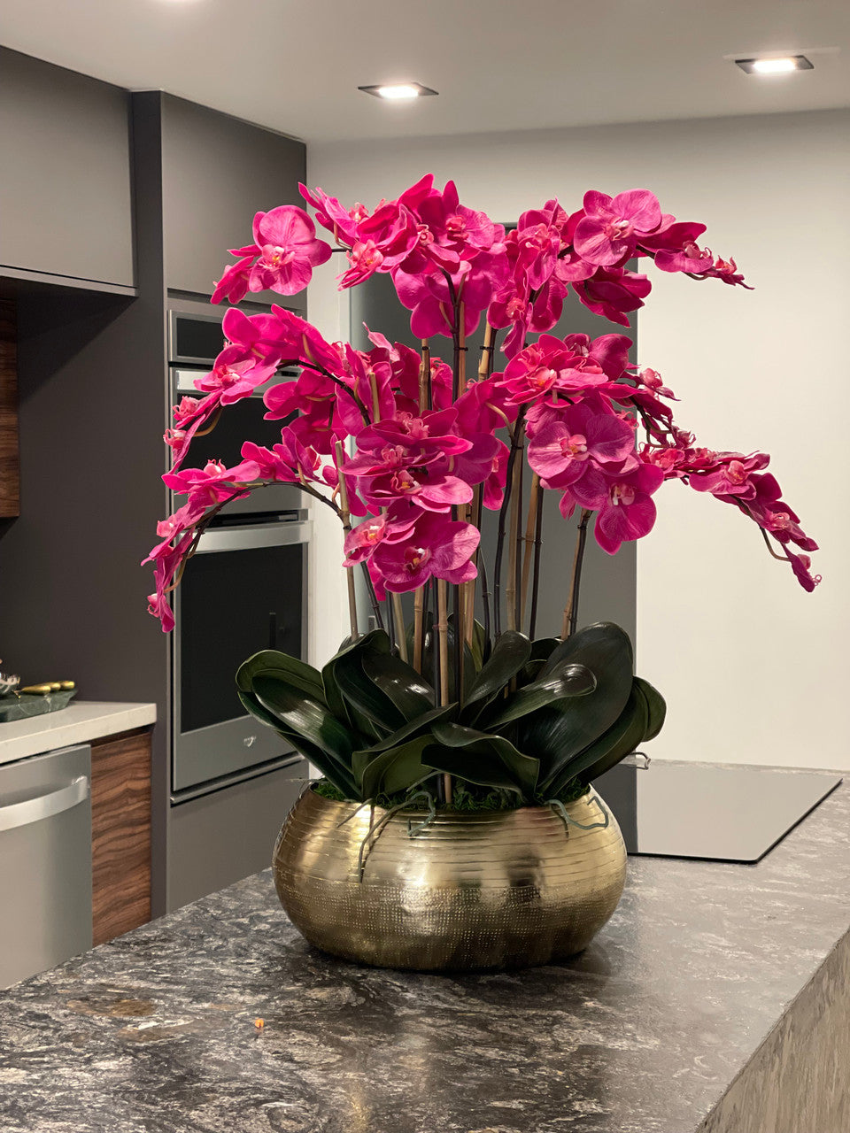 Orchidées Phalaenopsis Roses dans un Bol Bowie en Métal Doré (Rupture de stock)