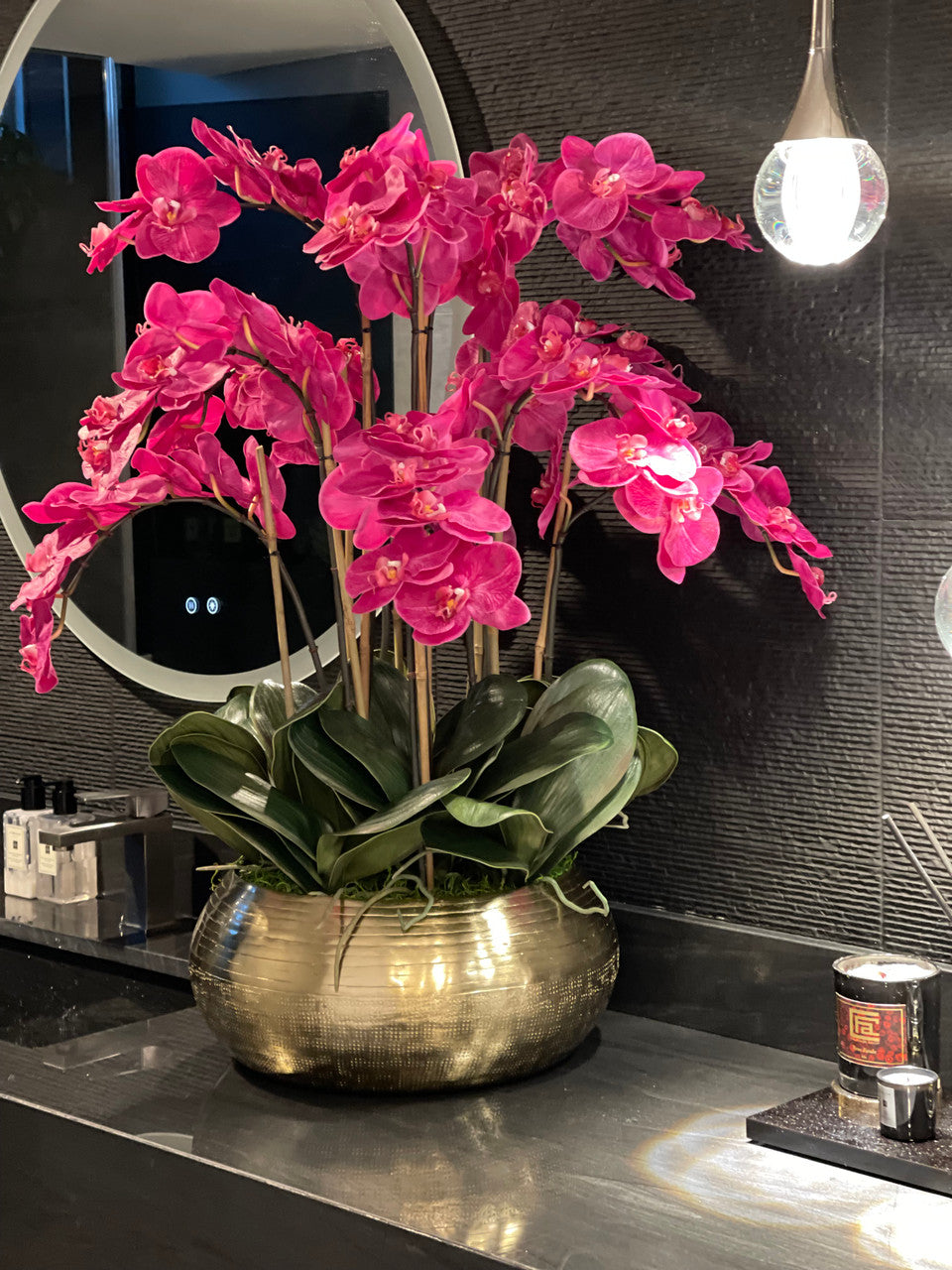Orchidées Phalaenopsis Roses dans un Bol Bowie en Métal Doré (Rupture de stock)