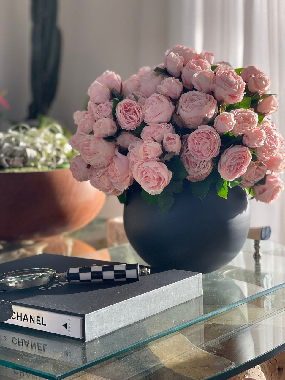 English Roses in Matte Black Fishbowl Vase