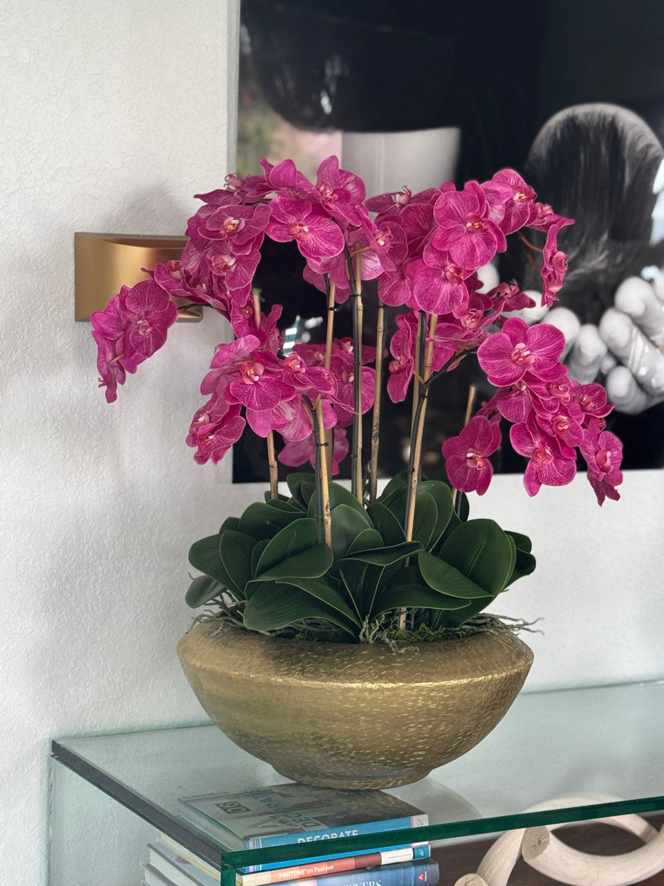 Bol flamboyant avec des orchidées Phalaenopsis roses