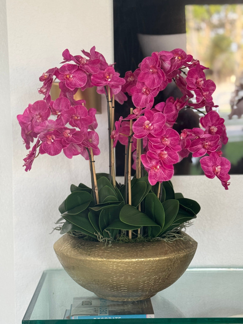 Bol flamboyant avec des orchidées Phalaenopsis roses