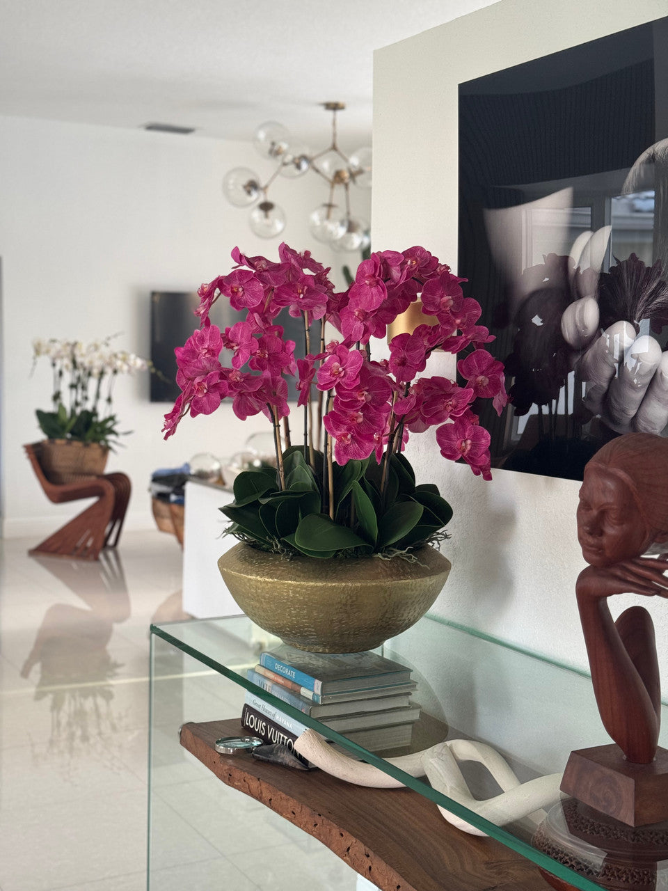 Bol flamboyant avec des orchidées Phalaenopsis roses