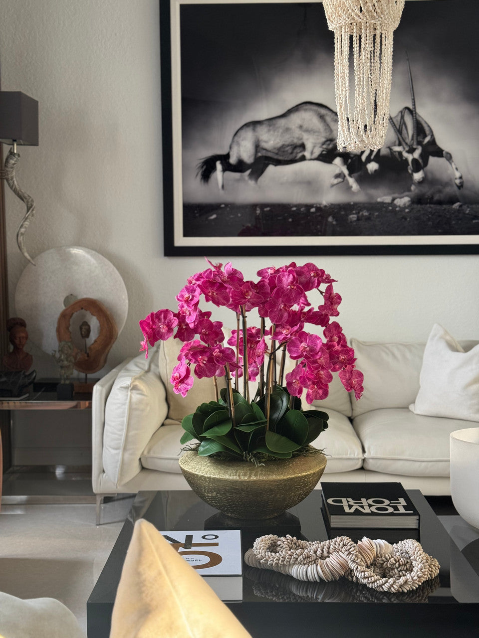 Bol flamboyant avec des orchidées Phalaenopsis roses