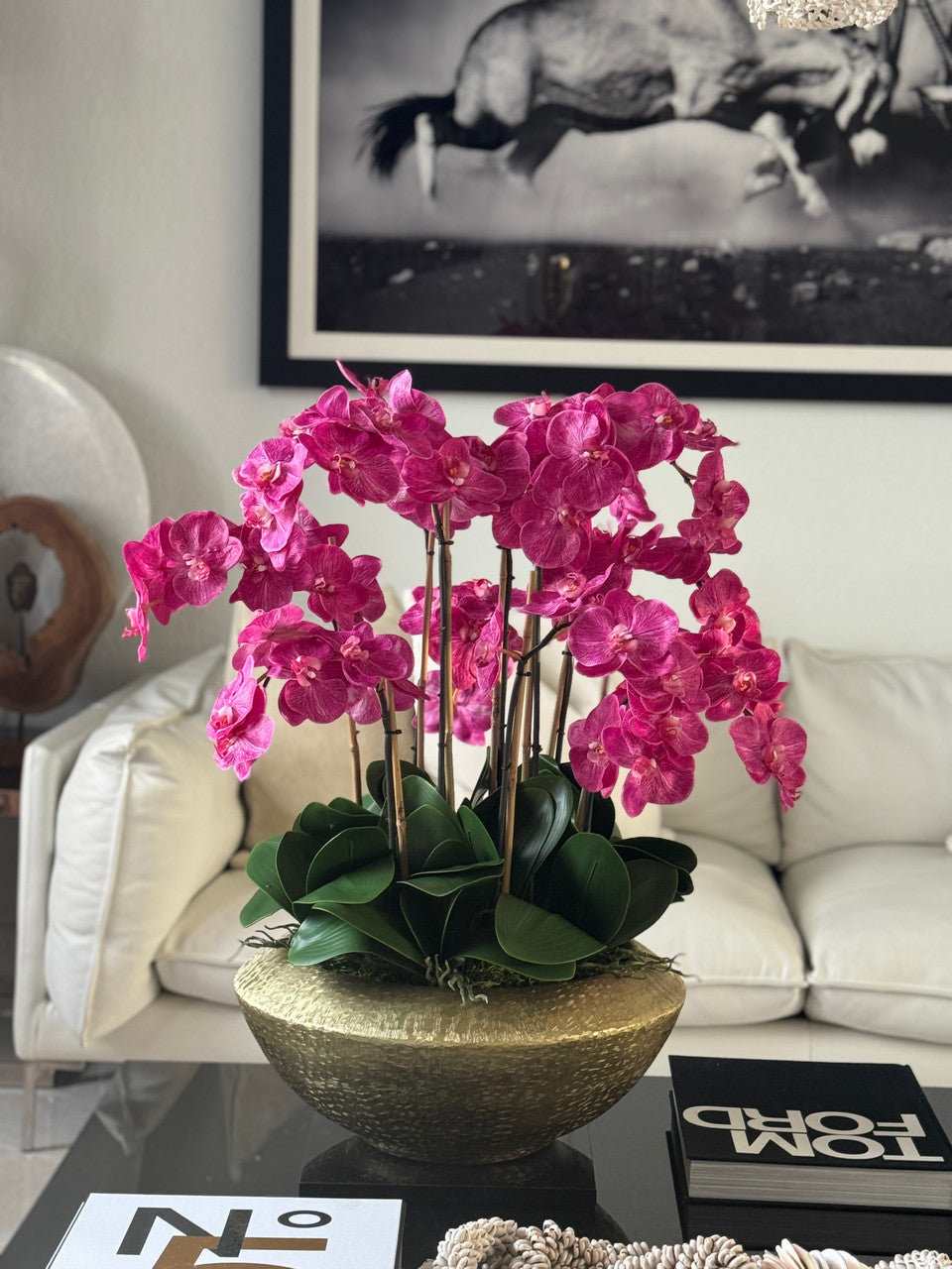 Bol flamboyant avec des orchidées Phalaenopsis roses