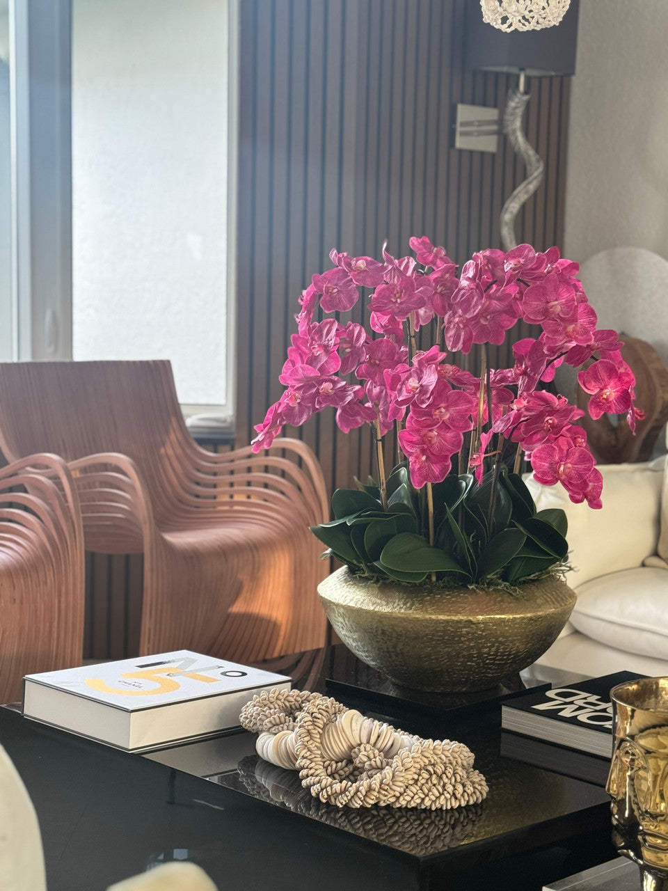 Bol flamboyant avec des orchidées Phalaenopsis roses