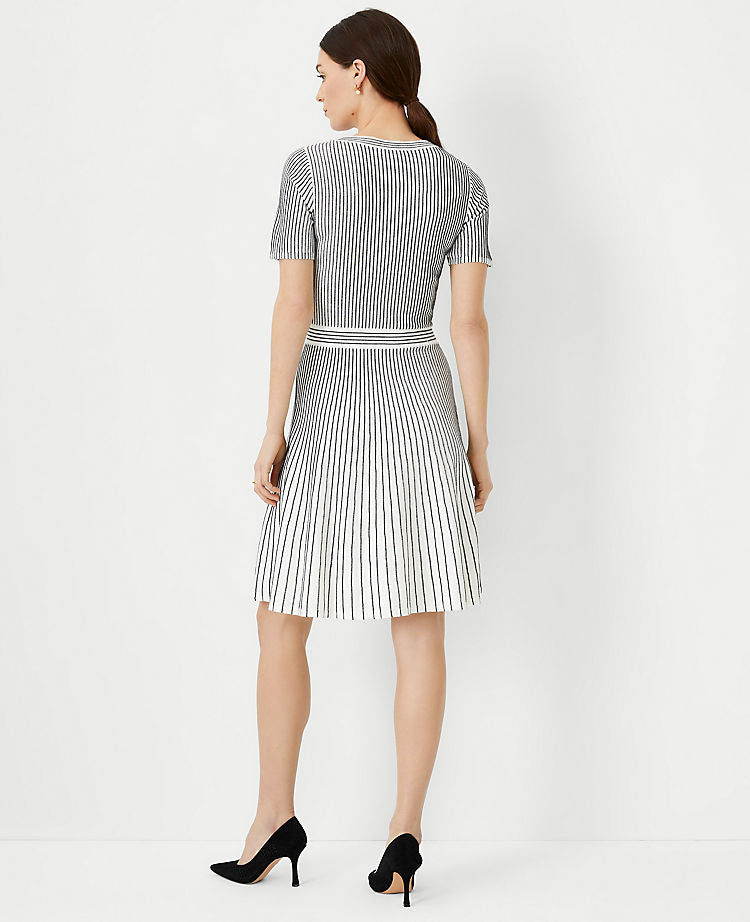 Geripptes Strickkleid mit ausgestelltem Rock von Stripe
