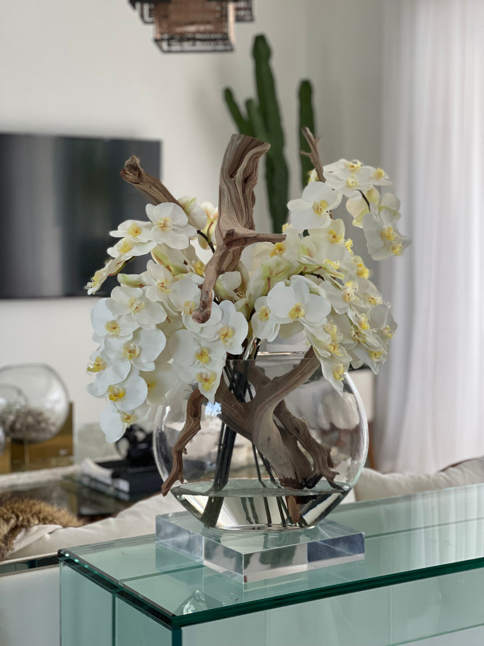 Vase Lune 16″ avec orchidées blanches