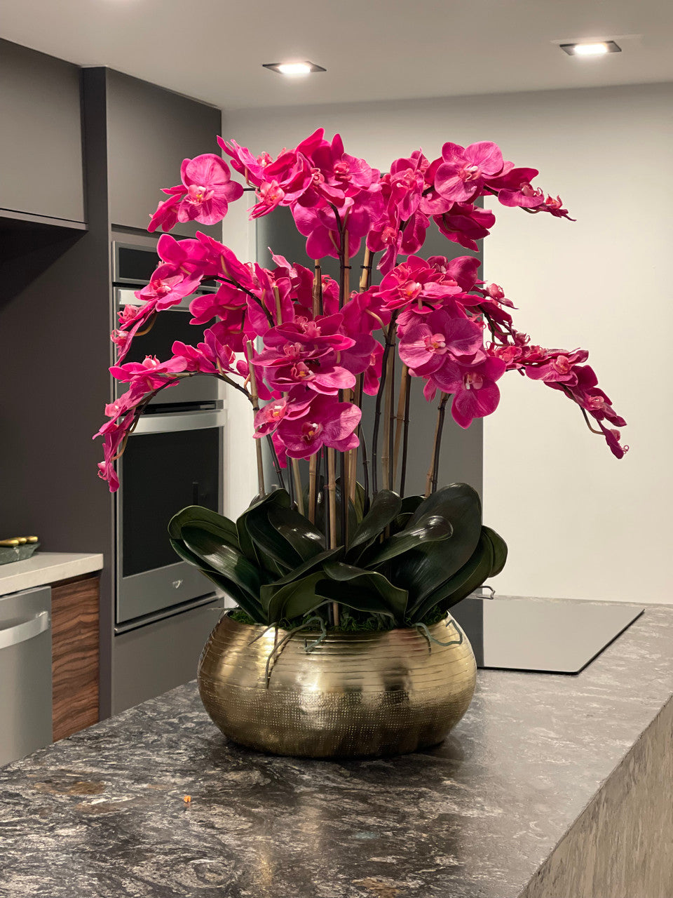 Orchidées Phalaenopsis Roses dans un Bol Bowie en Métal Doré (Rupture de stock)