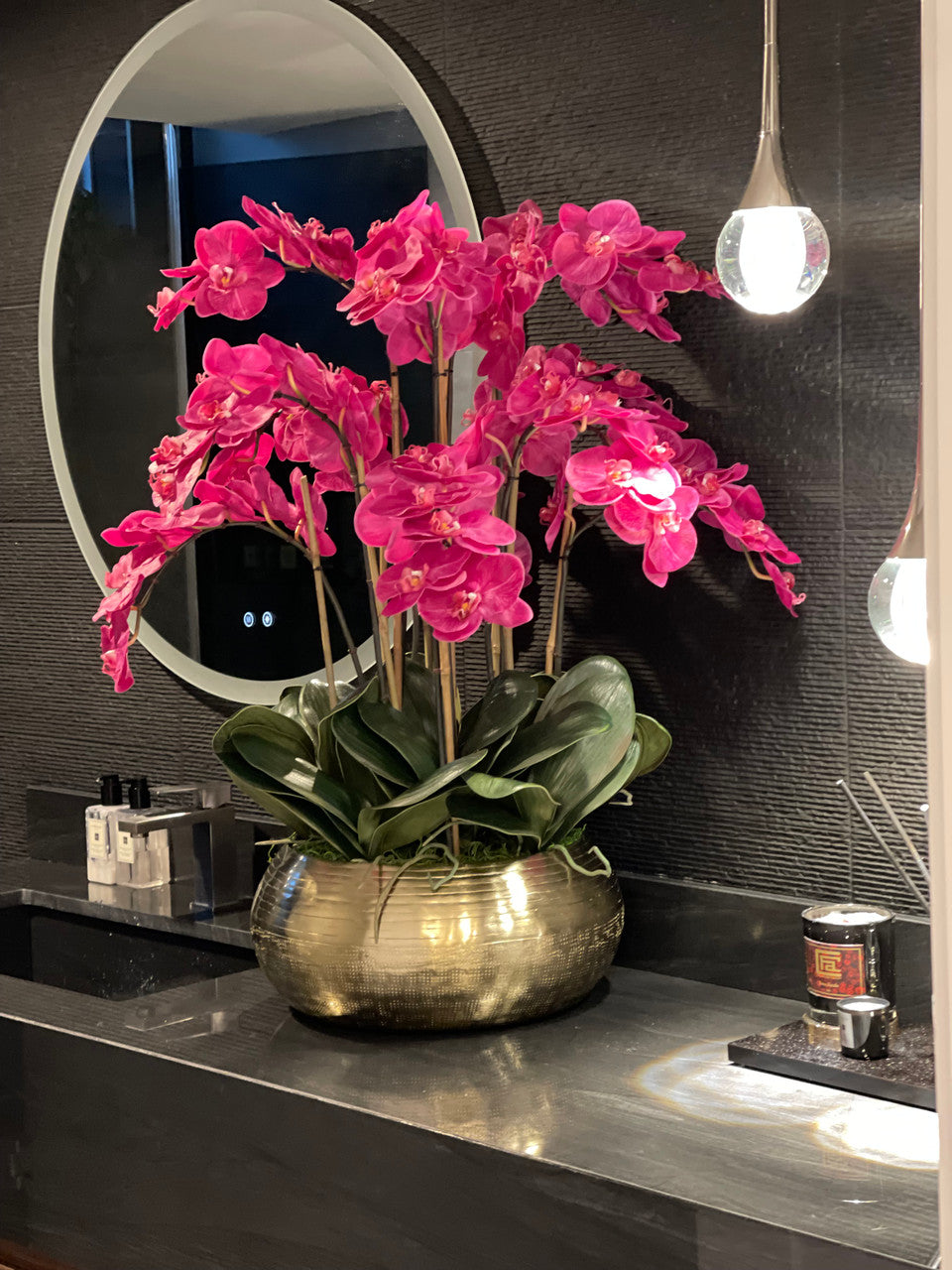 Orchidées Phalaenopsis Roses dans un Bol Bowie en Métal Doré (Rupture de stock)