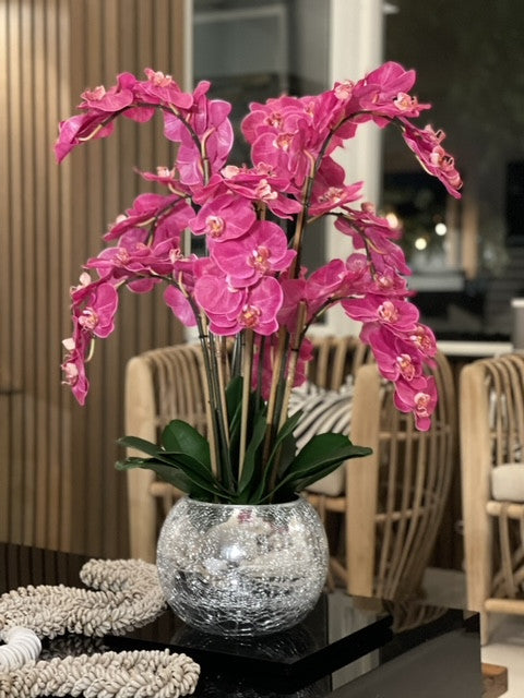 Orchidées dans un vase miroir craquelé