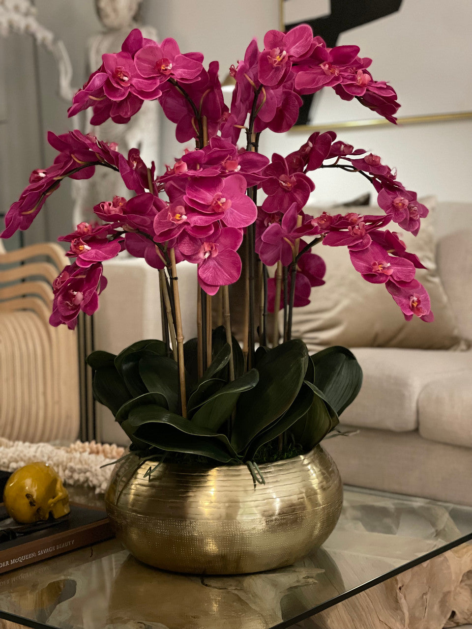 Orchidées Phalaenopsis Roses dans un Bol Bowie en Métal Doré (Rupture de stock)