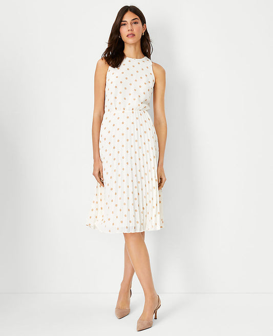 Robe évasée plissée à pois